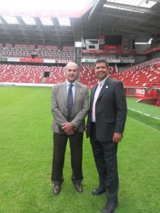 Héctor Bretón, 1er vicepresidente de ACOPROVI, junto con Armando Adeba García, Director General de la FLC, en visita a las instalaciones del remodelado estadio de FútbolEl Molinón en Gijón, Asturias